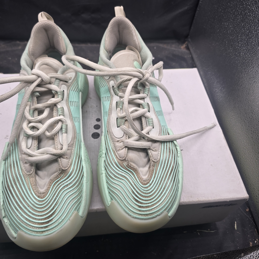 adidas‎ Light Green Athletic Sneakers Lace Up Women Size 9